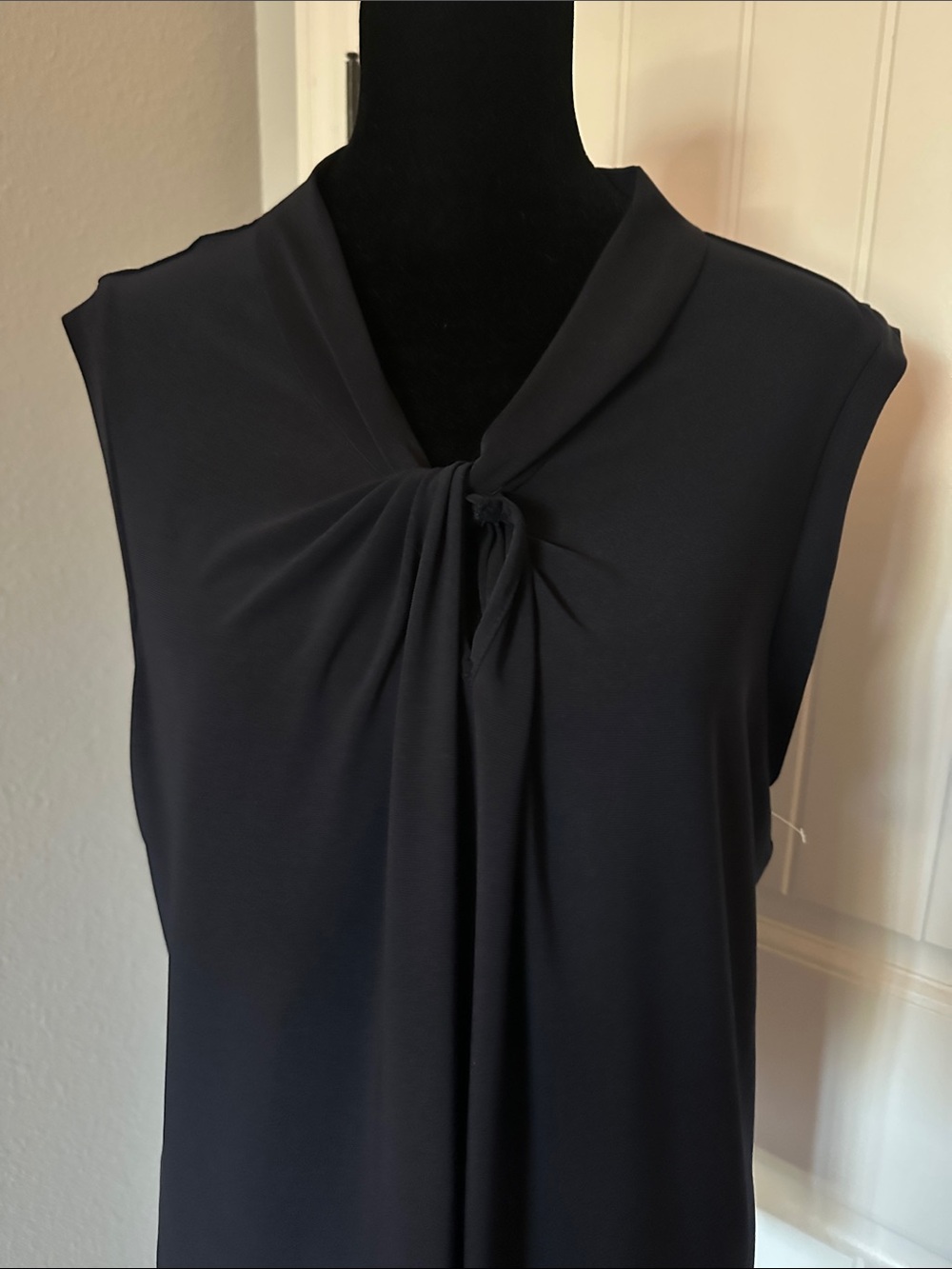 Classic Sleeveless Twist-Neck Women's Top - dark Navy
